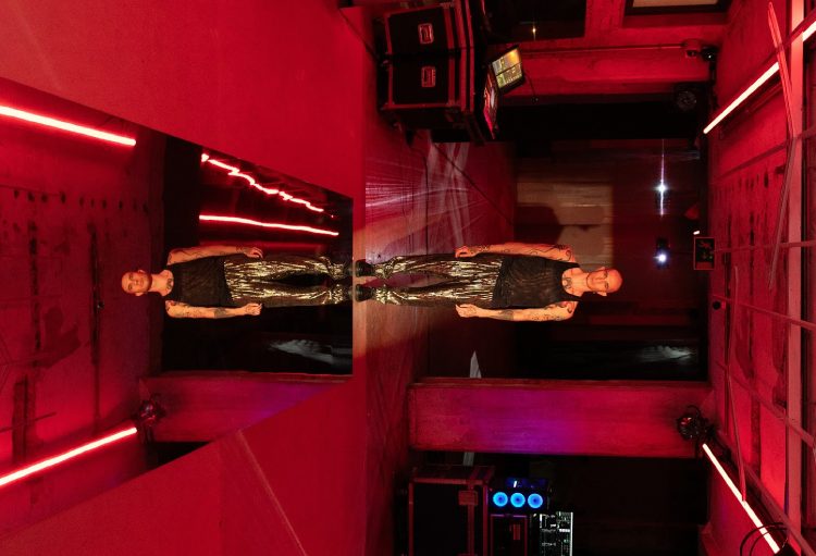 foto de divulgação do Espetáculo Autorretrato, modelo em fundo vermelho com espelho no chão