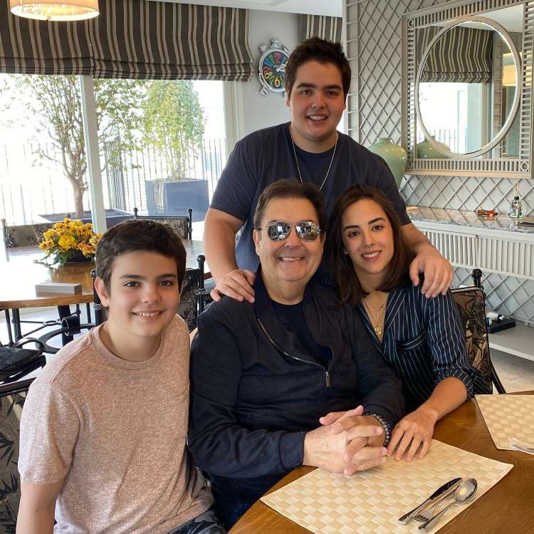 Fausto Silva e seus filhos: Lara, 25, João Guilherme, 19, e Rodrigo, 14
