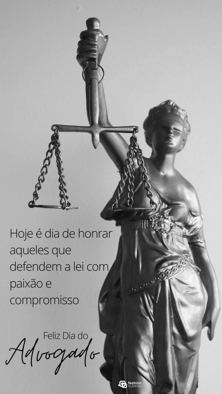 Frases de Dia do Advogado escrita em fundo cinza com estátua da deusa Themis