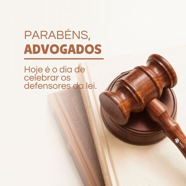 Frases de Dia do Advogado escrita em fundo claro com livros e martelo de tribunal