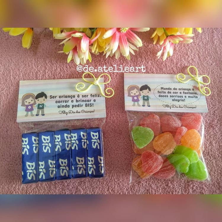 chocolate bis e bala de goma embalados em saquinho plástico com etiqueta de dia das crianças
