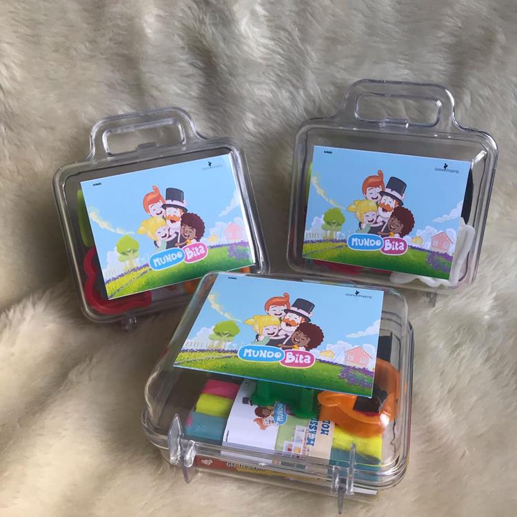 maletas de plástico com decoração Mundo Bita, dentro há brinquedos de colorir