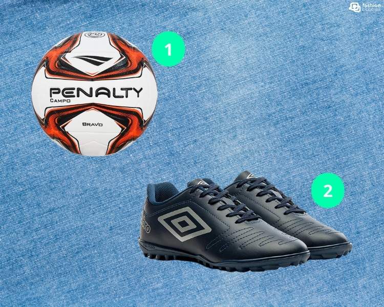 Montagem de fundo jeans claro com bola branca e vermelha da Penalty e chuteira cinza da Umbro