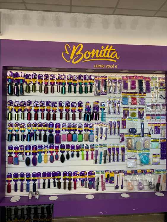 Produtos de beleza da marca Bonitta expostos