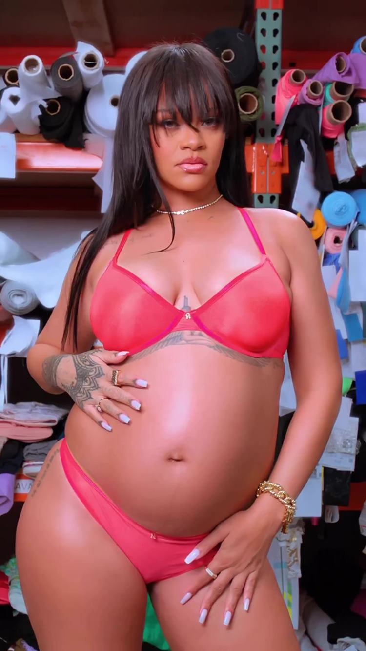 Cantora Rihanna grávida de lingerie vermelha