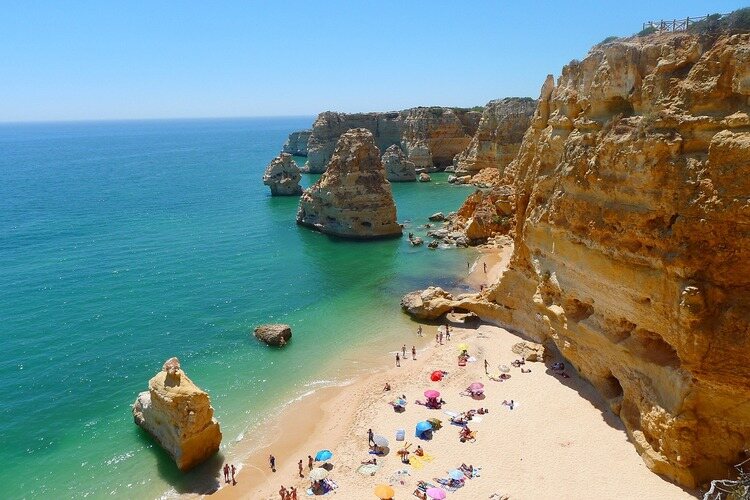 Praia em Algarve, Portugal, onde há a caverna de Benagil
