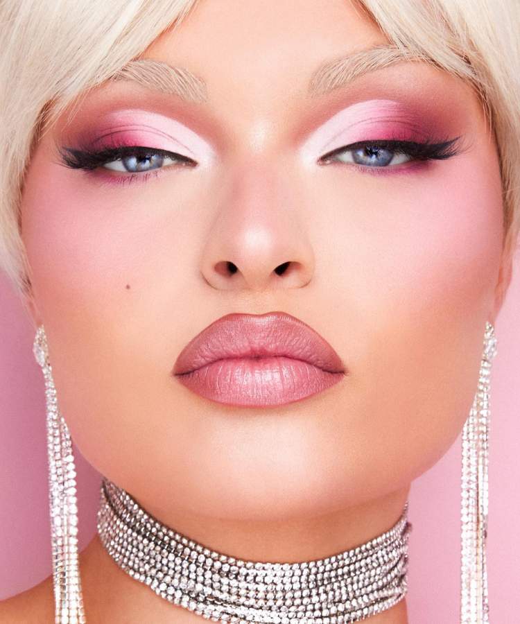 Mulher maquiada com trends de make 2023: barbiecore, olhos rosa, boca rosa