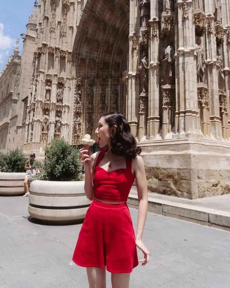 mulher tomando sorvete com conjunto vermelho de shorts e top