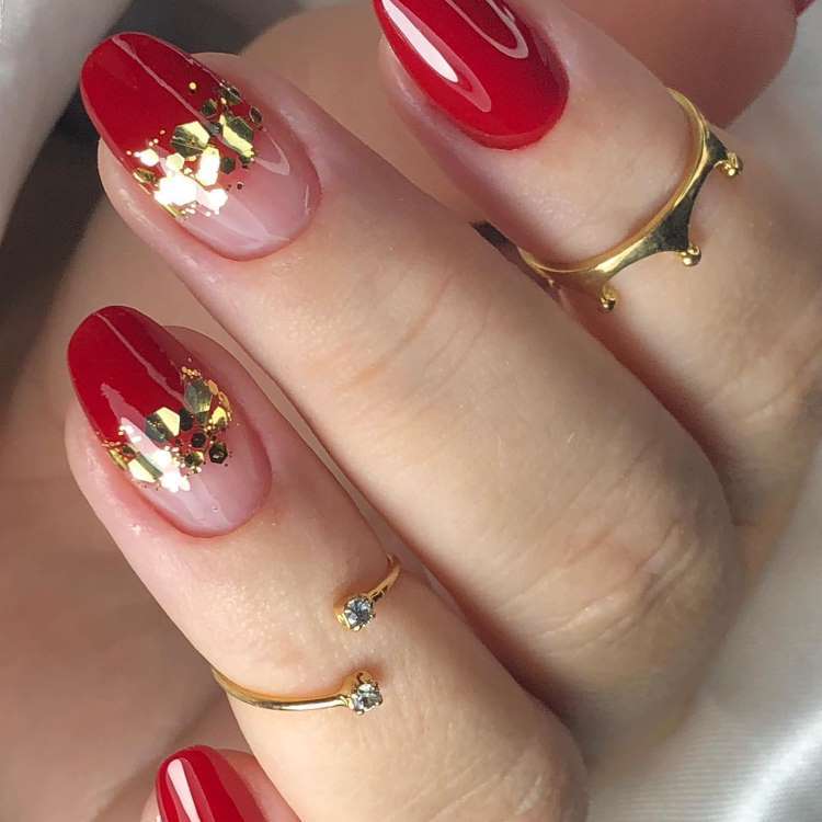 Unhas vermelhas decoradas encapsulada com glitter dourado