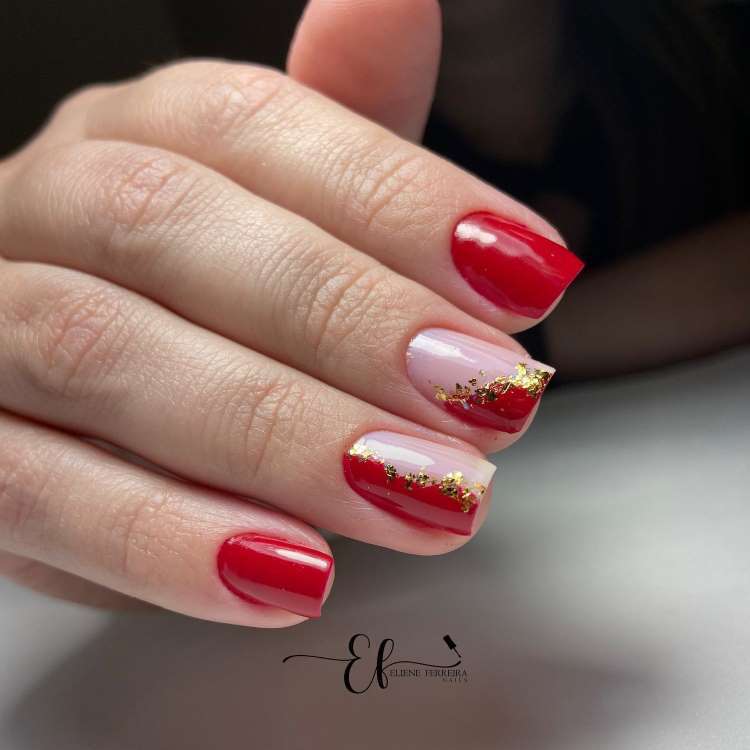 Nail art com vermelho e branco e folha de ouro