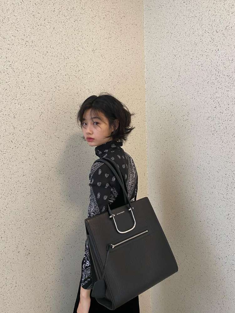 Jung Ho-yeon usando look all black, maxi bolsa preta e cabelo preto em bixie 