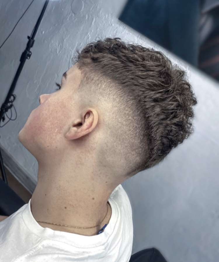 Corte de cabelo Masculino Degradê v com Risco V atrás📏🔥, corte feito