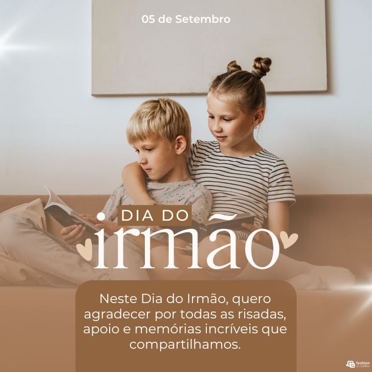 Cartão virtual em tons de bege com irmãos (menino e menina) sentados no sofá, além de frases "05 de setembro", "Dia do Irmão" e " Neste Dia do Irmão, quero agradecer por todas as risadas, apoio e memórias incríveis que compartilhamos."