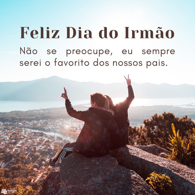 Foto de irmãos de costas sentados em pedra com lago e monstanhas a frente, além de frase "Feliz Dia do Irmão! Prometo não contar a ninguém todos os seus segredos… por enquanto!"