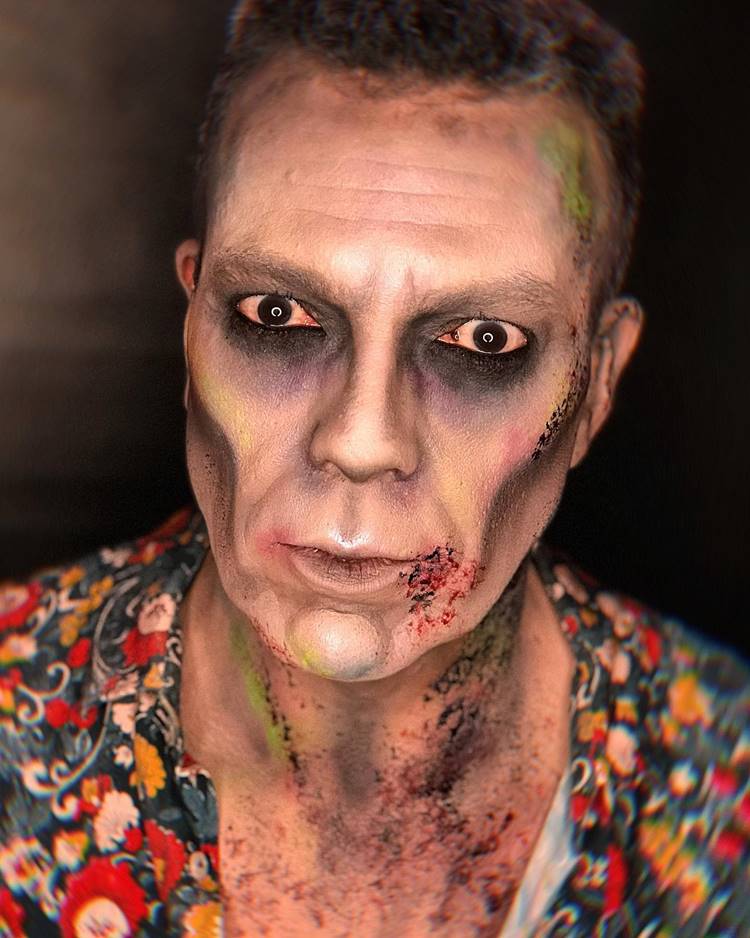 Maquiagem masculina zumbi para o conceito de halloween. sangue na pele do  rosto