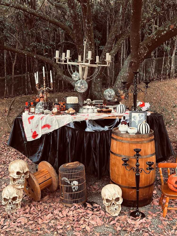 Foto de decoração externa de Halloween, com barril, abóboras, castiçais, caveiras e mais 