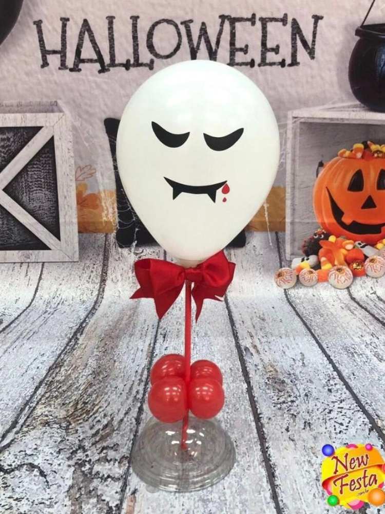 Balão branco com rosto de vampiro desenhado, com caninos saltados, sangue escorrendo