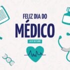 A imagem celebra o Dia do Médico, com a frase central "Feliz Dia do Médico" em destaque, acompanhada da data "18 de outubro" logo abaixo. Ao redor do texto, há ilustrações de itens relacionados à medicina, como uma seringa, um frasco de remédio, um estetoscópio, um prontuário médico e um símbolo de batimento cardíaco dentro de um coração. As cores predominantes são azul e verde, criando um visual limpo e profissional. O fundo contém ícones sutis relacionados à área da saúde. No canto inferior direito, há o logotipo "fashion bubbles".