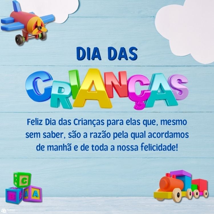 Cartão virtual de fundo azul com desenho de brinquedos, nuvens e frase " Feliz Dia das Crianças para elas que, mesmo sem saber, são a razão pela qual acordamos de manhã e de toda a nossa felicidade!"