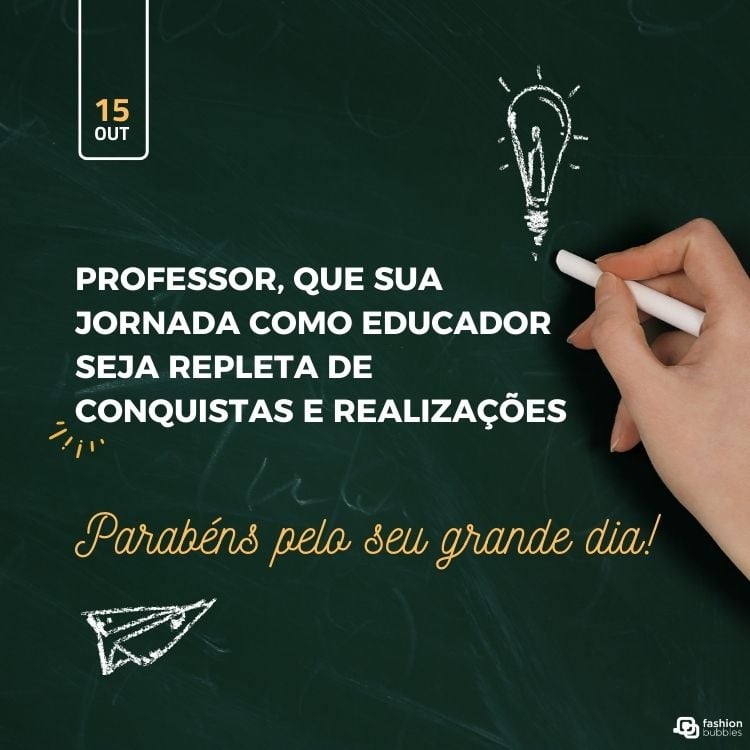 Pessoa de pele clara desenhando lâmpada com giz na lousa e frase "Professor, que sua jornada como educador seja repleta de conquistas e realizações. Parabéns pelo seu grande dia!"