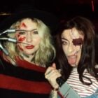 Foto de duas mulheres de pele clara, uma fantasiada com make de Freddy Krueger e outra fantasiada com make de Chucky