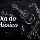 A imagem é um fundo preto com desenhos brancos de um violão, saxofone e violino. Há notas musicais e pequenas estrelas amarelas espalhadas. À esquerda, lê-se "Feliz Dia do Músico" em letras brancas. O estilo é como um quadro negro com ilustrações feitas a giz, celebrando o Dia do Músico.