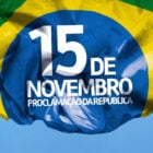 Foto de meia bandeira do Brasil com "15 de novembro Proclamação da República" e céu