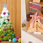 À esquerda, uma árvore de Natal feita de pompons verdes e brancos com enfeites coloridos, coroada por uma estrela. À direita, livros empilhados em forma de árvore, amarrados com fita rosa, ao lado de uma coleção de livros de Harry Potter.