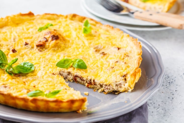 Torta redonda de atum sem um pedaço