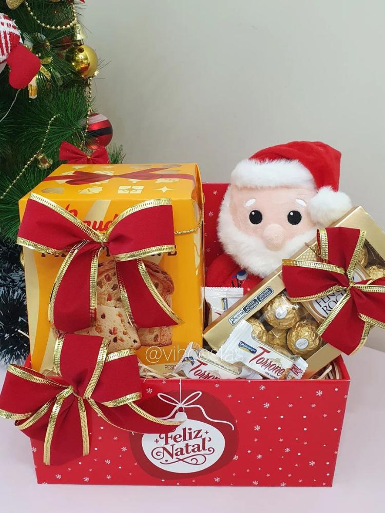 Caixa vermelha com panetone, pelúcia de Papai Noel e bombom