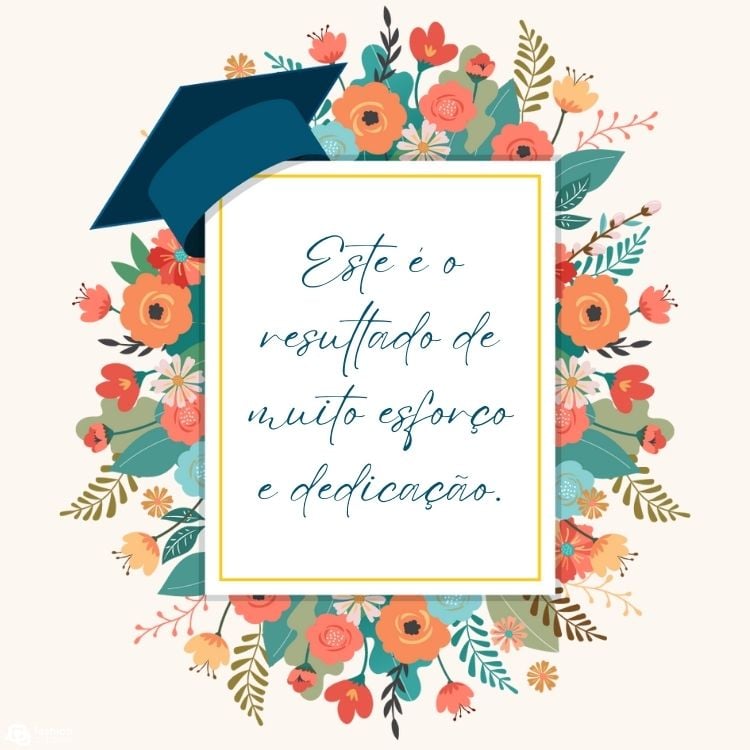 Cartão virtual de fundo bege com desenho de chapéu de formatura, flores e retângulo branco com frase "Este é o resultado de muito esforço e dedicação."