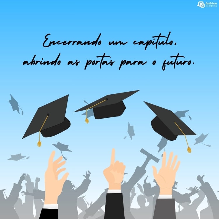 Cartão virtual de fundo azul com desenho de pessoas jogando chapéu de formatura para o alto, além de frase "Encerrando um capítulo, abrindo as portas para o futuro."