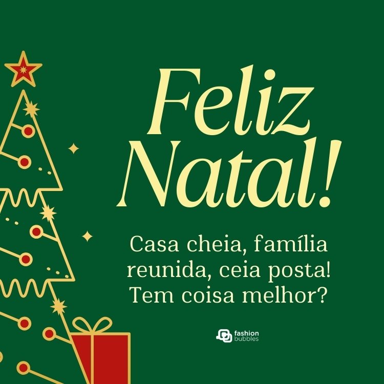 Cartão virtual de fundo verde com desenho de árvore natalina com presente e frase: Casa cheia, família reunida, ceia posta! Tem coisa melhor? Feliz Natal!