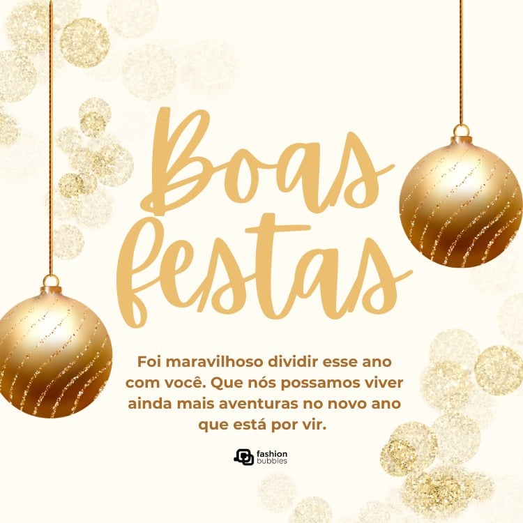 Cartão virtual de fundo bege com enfeites dourados e frase: Foi maravilhoso dividir esse ano com você. Que nós possamos viver ainda mais aventuras no novo ano que está por vir. Boas festas!