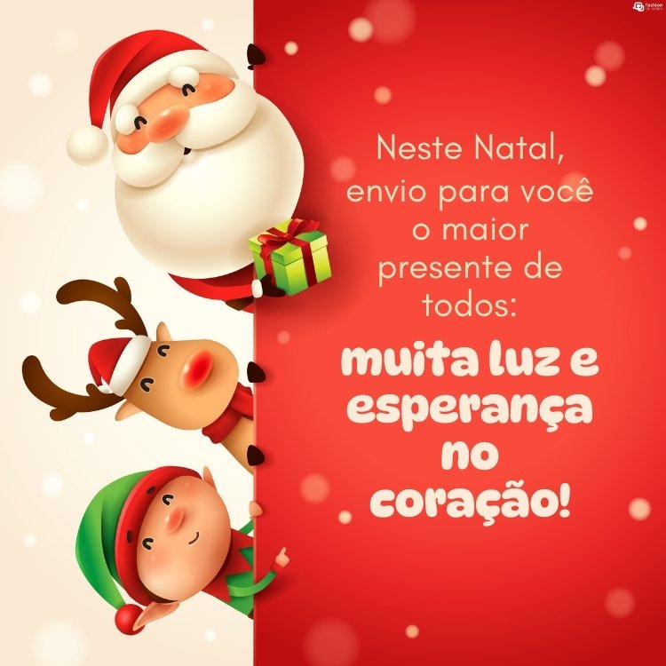 Cartão virtual de fundo bege e vermelho com desenho de menino, rena e papai Noel, além de frase: Neste Natal, envio para você o maior presente de todos: muita luz e esperança no coração!