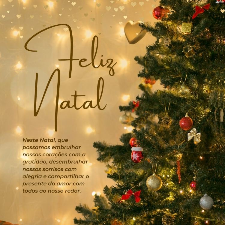 Cartão virtual dourado com árvore natalina enfeitada e frase: Neste Natal, que possamos embrulhar nossos corações com a gratidão, desembrulhar nossos sorrisos com alegria e compartilhar o presente do amor com todos ao nosso redor.