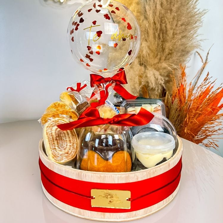 Cesta de Natal com rocambole, pães, bolos e balão