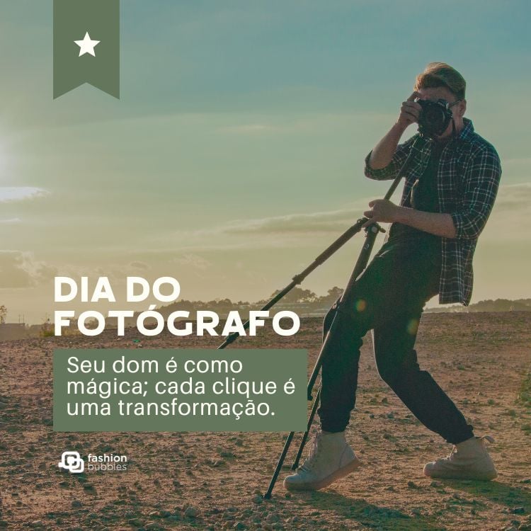 Foto de homem de pele clara fotografando com tripé em deserto e frase: Seu dom é como mágica; cada clique é uma transformação.