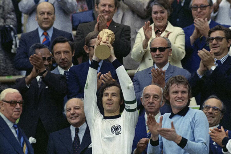 Franz Becknbauer levantando a taça da Copa do Mundo em 1974 quando era capitão da Seleção Alemã