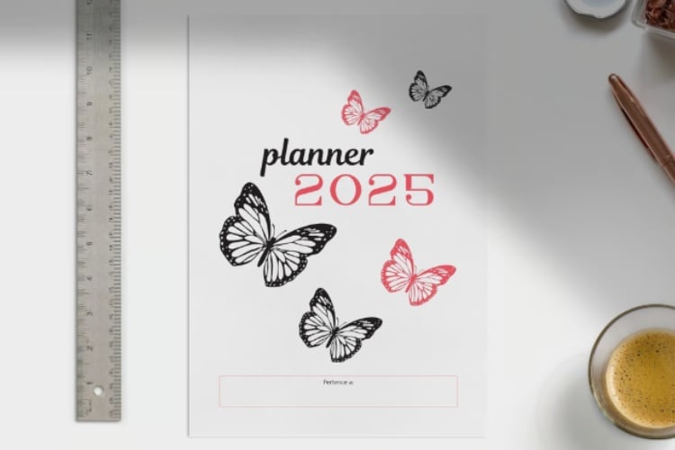 Mesa com capa de planner 2025 de borboletas em pretto e vermelho