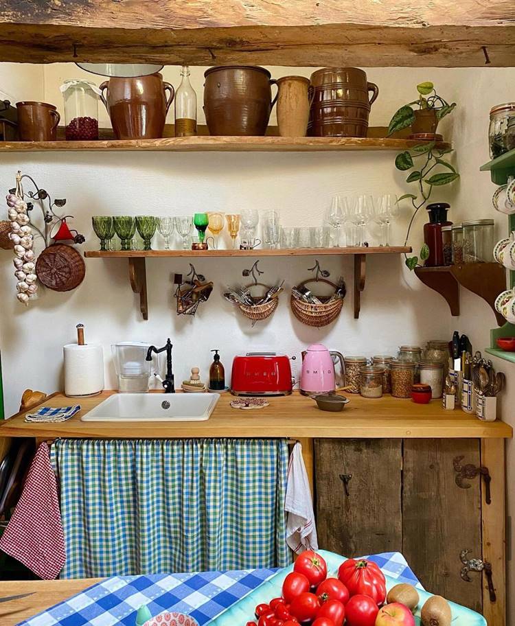 Decoração de cozinha estilo rural com prateleiras e utensílios de cozinha pendurados