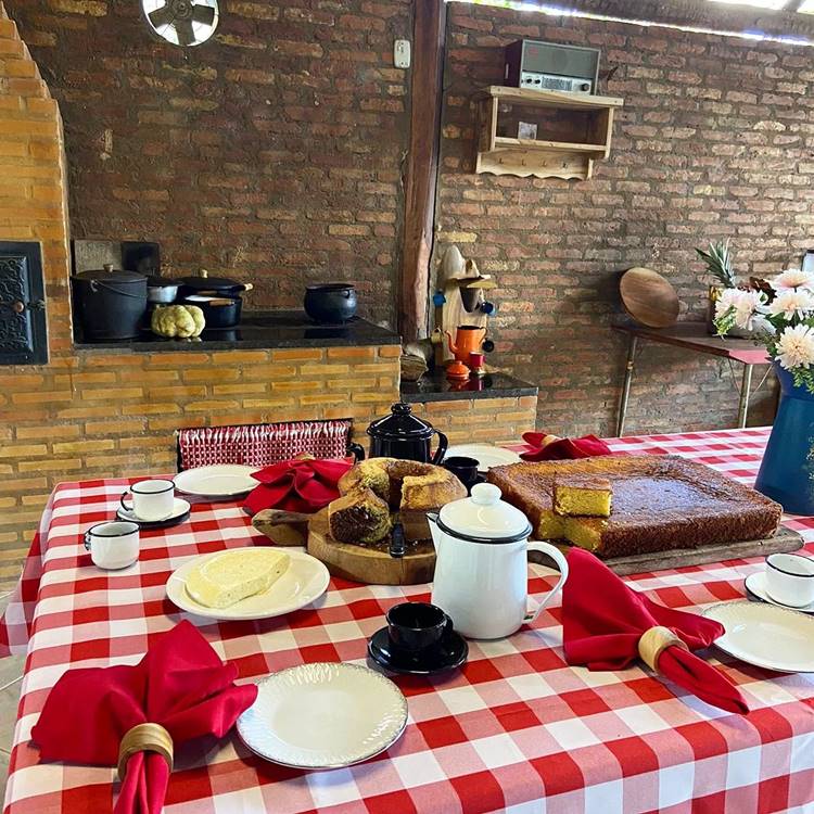 Decoração de cozinha estilo rural, mesa com toalha xadrez vermelha e bolos