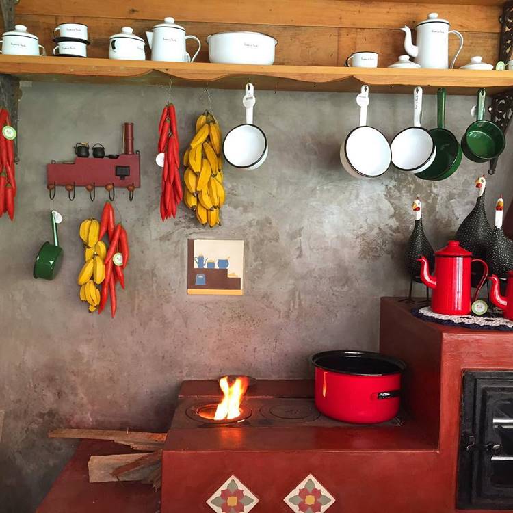 Utensílios de cozinha pendurados em decoração de cozinha estilo rural, cores vermelho, branco e verde