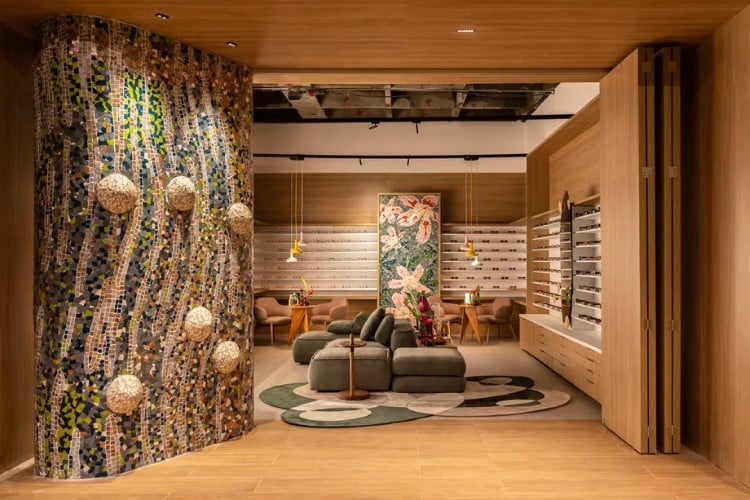 A imagem mostra um interior moderno e estiloso, com mobiliário contemporâneo, plantas, iluminação suave e uma paleta de cores neutras.