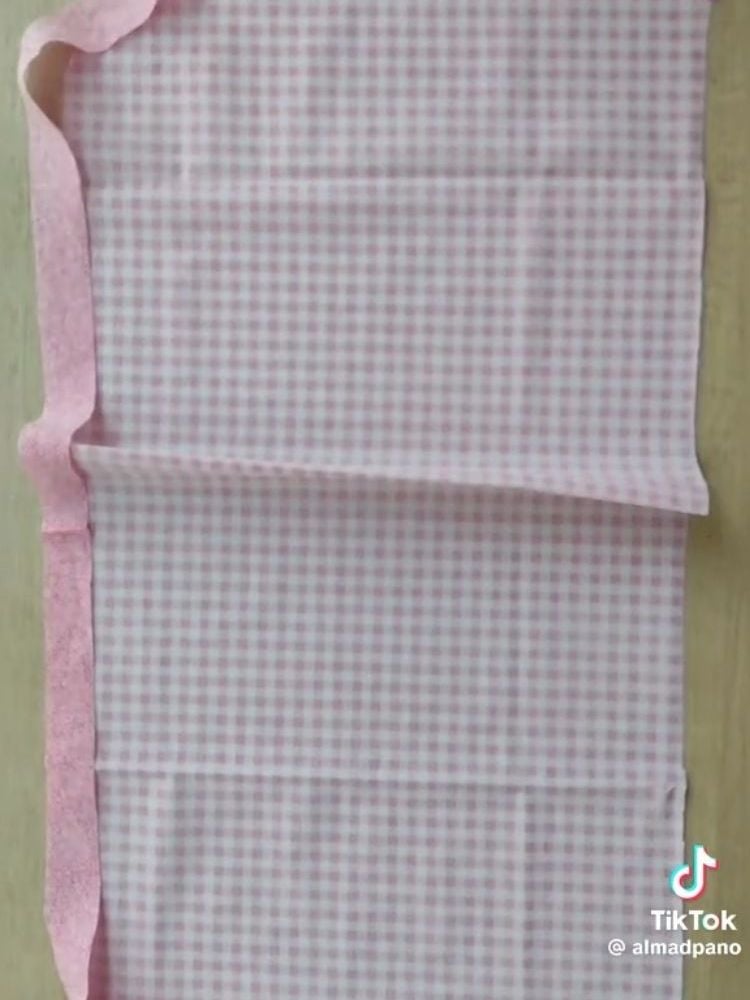 Forro de tecido xadrez com faixa rosa em volta