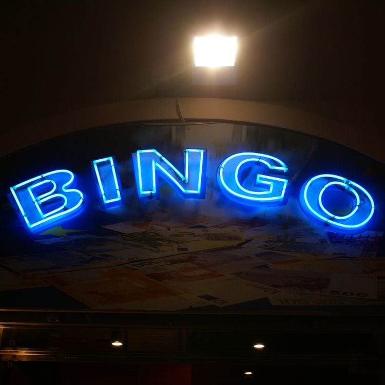 Placa neon azul escrito bingo