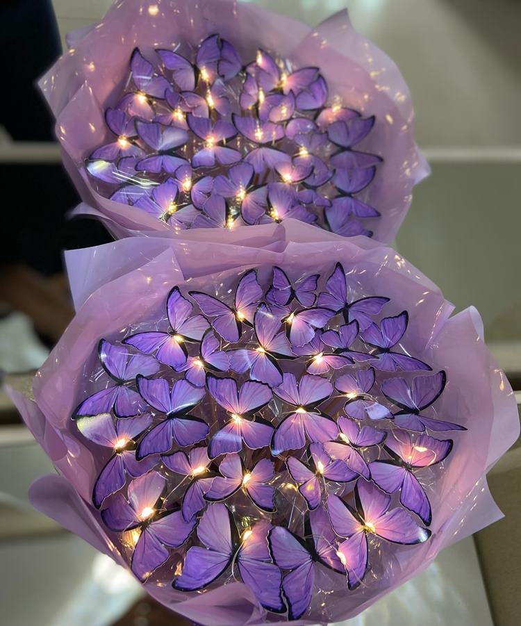 Buquê de borboletas lilás com LED