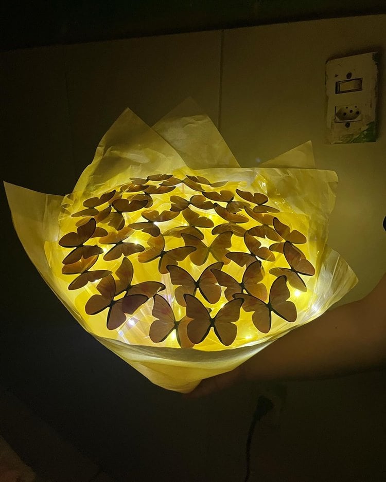 Buquê de borboletas-amarelas com LED aceso à noite