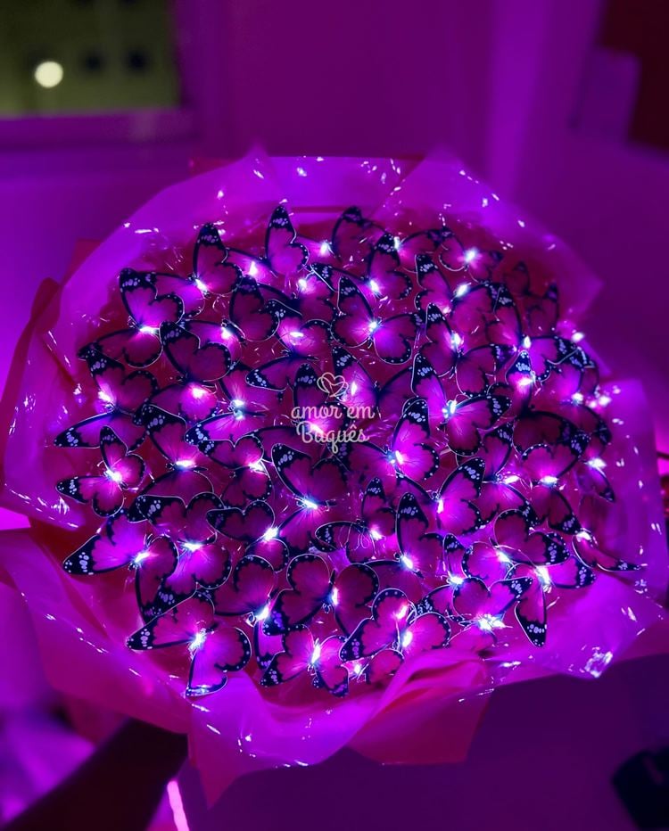 Buquê de borboletas pink com LED aceso à noite