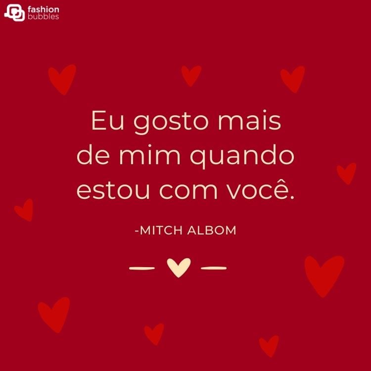 Cartão virtual de fundo vermelho com corações e frase "Eu gosto mais de mim quando estou com você." - Mitch Albom